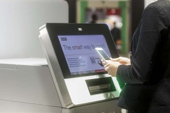 Mobiltelefon statt Bankkarte: Smart ATMs steuern Kunden über eine Smartphone App. Quelle: Wincor Nixdorf