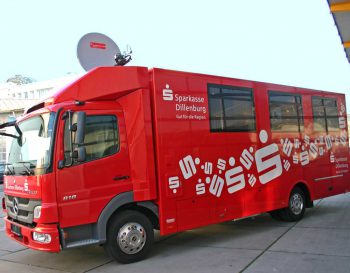 Der erste mobile Sparkassenbus, der von Telespazio VEGA Deutschland über Satellit ans Internet angeschlossen wurde Sparkasse Dillenburg