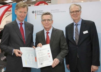 GDV-Präsident Alexander Erdland, Bundesinnenminister Thomas de Mazière und BSI-Präsident Michael Hange bei der Verleihung des ZertifikatsGDV