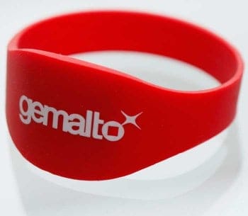 Vor dem Heimspiel der Saracens am 11. April wurden die Armbänder mit einem Guthaben von £5 an Fans verteilt. Gemalto