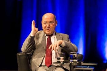 Auch MdB Gregor Gysi blieb seiner Linie auf dem Finanzsymposium treu.Team Uwe Nölke