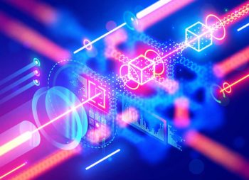 Nahaufnahme des optischen CPU-Prozesslichtsignals. Quantum Computing aus leuchtenden Qubits. Laserstrahlsignal, das digitales Signal in Chip oder Prozessor überträgt. Abstrakter Technologiehintergrund.