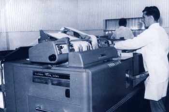 Ein raumfüllender Riesenschrank: Die Tabelliermaschine IBM 421 im Betrieb.