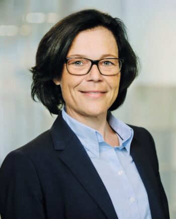 Steht uns die Evolution des Bankangestellten zum IT-Spezialisten bevor? Marion Spielmann, Leiterin COO Bankgeschäftsfelder und Verwahrstelle bei der DekaBank, denkt: "Ja!".