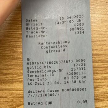 Das Bild zeigt einen Kassenbon einer Kartenzahlung mit der girocard. Die Transaktion fand am 23. April 2025 um 14:38 Uhr statt. Der Betrag beträgt 0,05 Euro. Der Bon enthält verschiedene Nummern und Informationen zu Genehmigung sowie Terminal-ID.