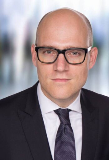 Lukas Henatsch, Director bei KPMG im Bereich Financial Services, präsentiert Konzepte zur Transformation der Risikoarchitektur. Der Fokus liegt auf der Implementierung von Risk-IT zur Förderung einer effektiven Data-Governance und Innovationskultur.