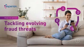 Eine Person sitzt entspannt auf einem Sofa und nutzt mehrere mobile Geräte. Im Hintergrund sind Regale mit Pflanzen und Dekoration zu sehen. Der Text thematisiert die proaktive Verteidigung gegen Betrugsbedrohungen. Ein Klick auf das Bild ermöglicht den Download weiterer Informationen.