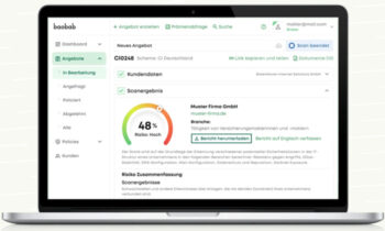 Baobab Insurance Interface auf einem silbernen Notebook das Kundendaten und Scanergebnisse, sowie eine Risiko Zusammenfassung für einen fiktiven Kunden darstellen soll.