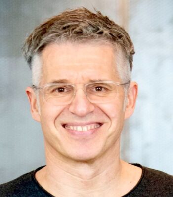 Dr. Bernhard Rohleder, Hauptgeschäftsführer des Bitkom, thematisiert die Herausforderungen für Filialbanken durch den Anstieg von Online-Banking und digitalen Services. Kunden erwarten moderne Lösungen für ihre Finanzangelegenheiten, was den Druck auf traditionelle Banken erhöht.
