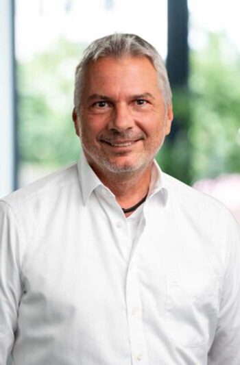 Gerald Mehring, Sopra Financial Technology, präsentiert sich in einem professionellen Umfeld. Die Herausforderungen im IT-Betrieb erfordern mehr als SLAs, um den Anforderungen von DORA, Cloud-Governance und Security-by-Design gerecht zu werden.