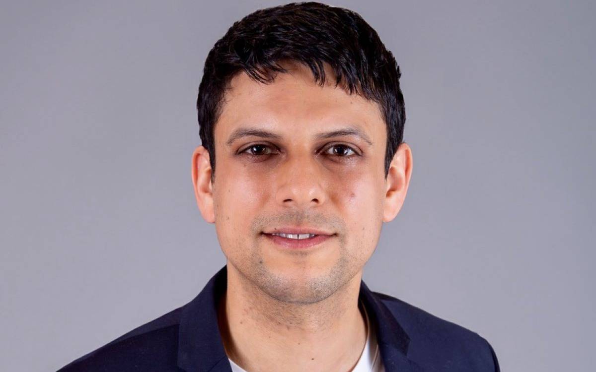 Sanjay Bollmann, Director bei Kyndryl, präsentiert sich in einem professionellen Porträt. Seine Expertise im Bereich Zahlungsverkehr und IT-Infrastruktur wird durch seine Rolle im Banking-&-Insurance-Geschäft in Deutschland unterstrichen.