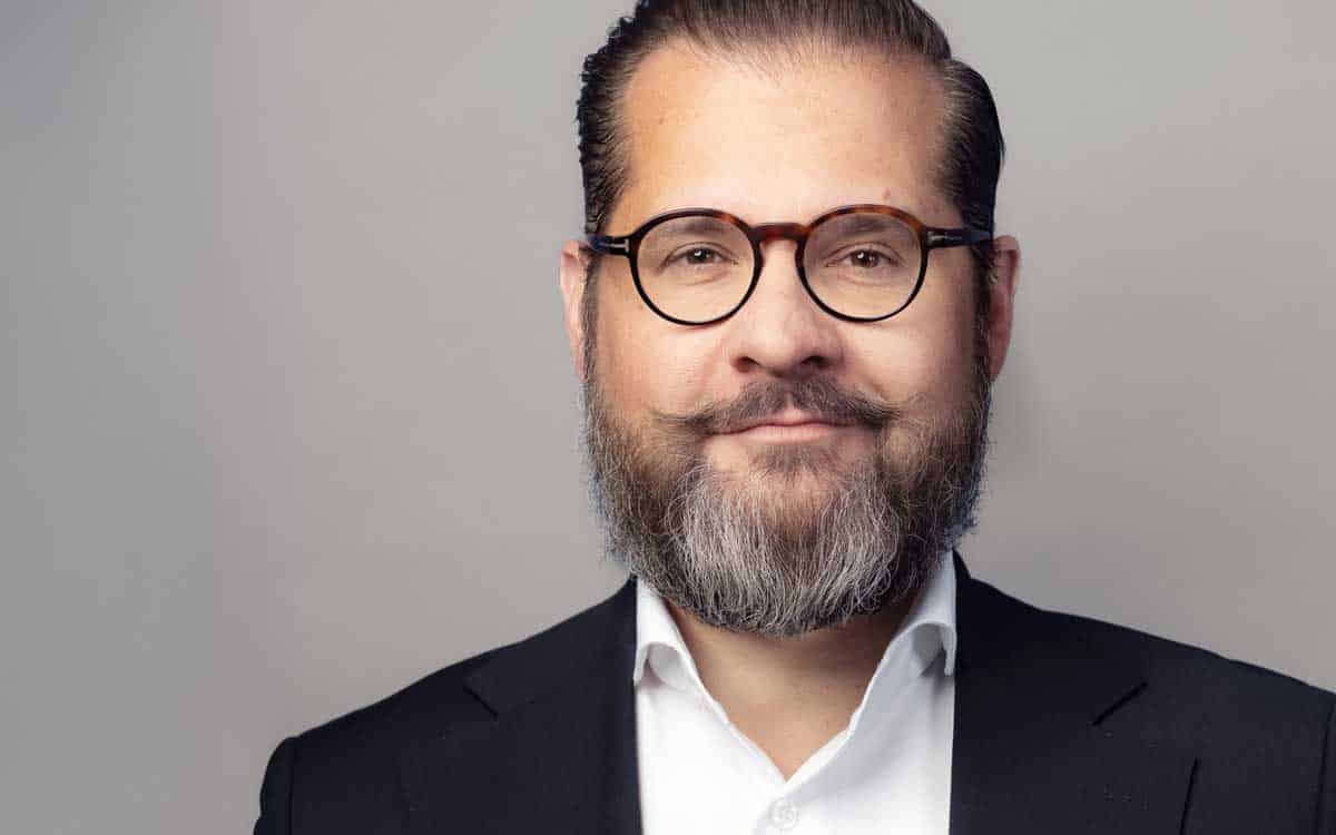 Eric A. Leuer, Manager bei Cofinpro, präsentiert sich in einem professionellen Porträt. Sein Fokus liegt auf der Optimierung von Prozessen in Banken, wobei er Datenqualität und technologische Innovation miteinander verbindet.