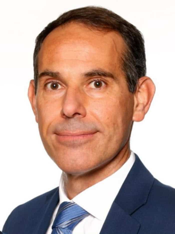 Stefano Michelangeli ist Head of Finance & Risk Systems bei der CEB und ist hier im Portrait mit Anzug und Krawatte dargestellt.