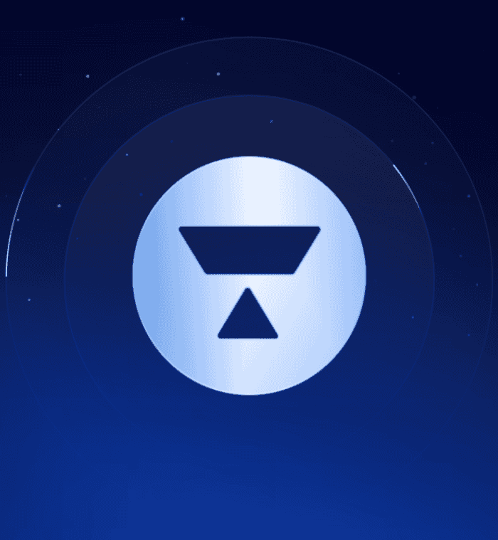 Tokenforge TKFG Token Logo vor blauem Hintergrund.